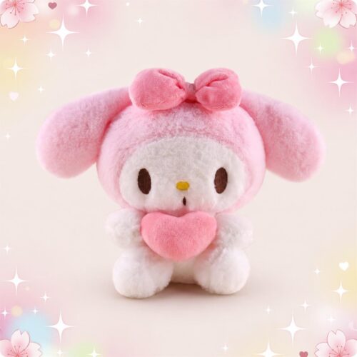 Une peluche Sanrio My Melody rose et blanche, avec un gros nœud sur la tête et un cœur rose dans les mains, sur un fond pastel décoré d’étoiles et de petits cœurs.