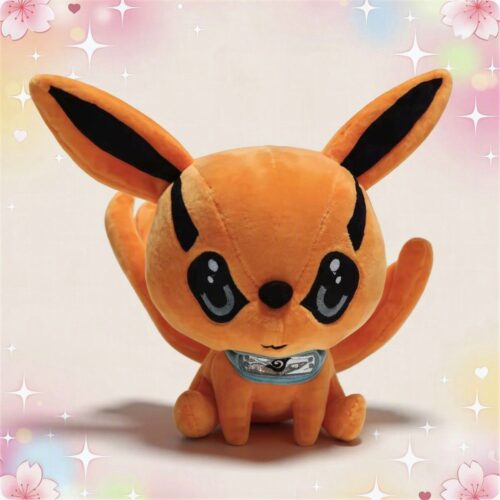 Une peluche Naruto à l'effigie de Kurama le renard aux neuf queues orange, avec grandes oreilles, grands yeux noirs et collier bleu, posée sur un fond pastel décoré d'étoiles et de cœurs.