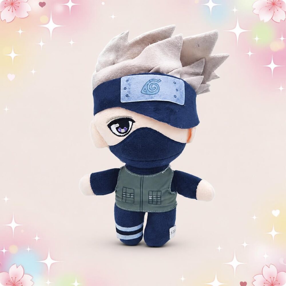 Une peluche Naruto Kakashi au masque et cheveux argentés, debout sur un fond pastel décoré de petites étoiles et de fleurs.