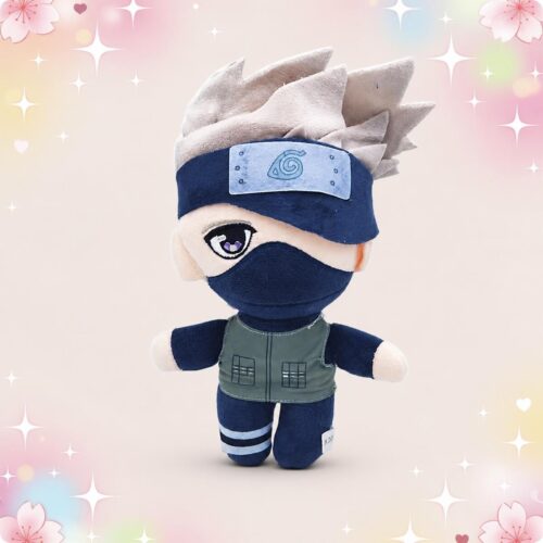 Une peluche Naruto Kakashi au masque et cheveux argentés, debout sur un fond pastel décoré de petites étoiles et de fleurs.