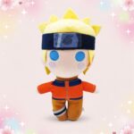 Une peluche Naruto Uzumaki 23 cm représentant un petit personnage blond en tenue orange, avec bandeau bleu, sur un fond rose décoré d’étoiles et de cœurs.
