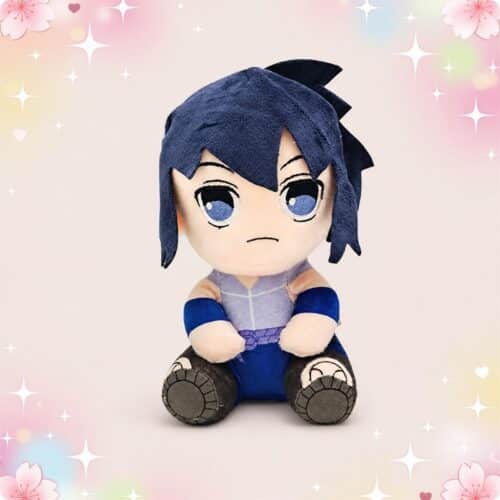Une peluche Sasuke Uchiha assis, avec les cheveux bleus foncés et une tenue de ninja, posée sur un fond pastel décoré d’étoiles et de petits cœurs.