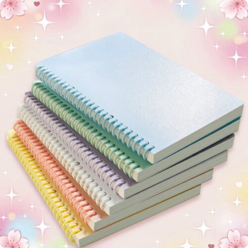 Une pile de cahiers kawaii à spirales amovibles pastel, avec des couvertures brillantes bleu, vert, violet, blanc, rose et jaune, sur un fond doux décoré de fleurs et d’étoiles.