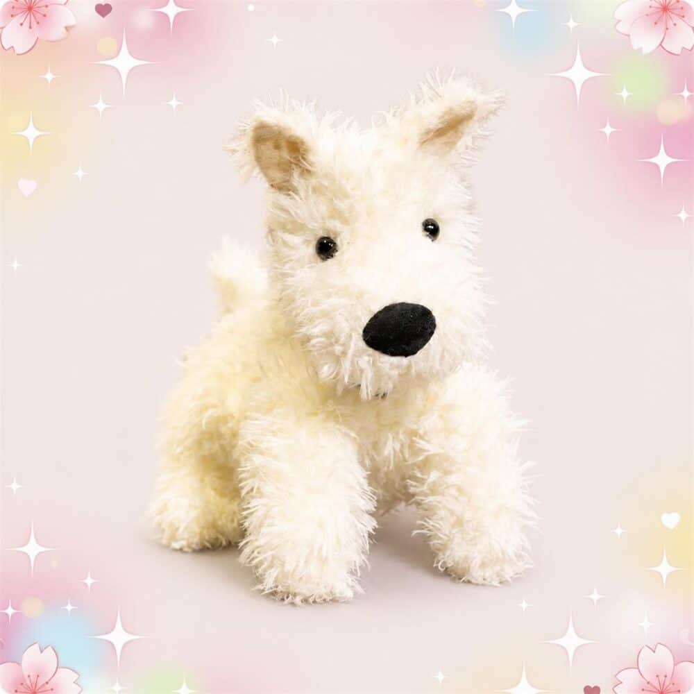 Une peluche chien Westie blanc douce et duveteuse, avec de petites oreilles pointues et un nez noir, posée sur un fond rose pastel avec des étoiles et des cœurs.