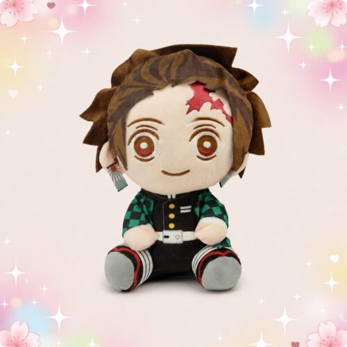 Une peluche Demon Slayer Tanjiro assise, avec grands yeux, cheveux bruns et tenue noire et verte, sur un fond rose décoré d’étoiles et de petits cœurs.