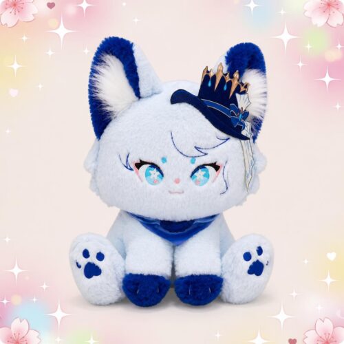 Une peluche Genshin Furina Meow blanche et bleue, en forme de petit chat assis avec de grandes oreilles, un chapeau décoré et des pattes douces, sur un fond rose pastel avec des étoiles.