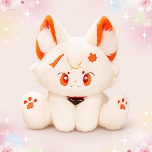 Une peluche Genshin Kaedehara Kazuha en forme de petit renard blanc et orange, assise sur un fond rose avec des étoiles et des cœurs.