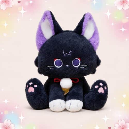 Une peluche Genshin Scaramouche chat noire et violette, assise avec de grandes oreilles, des yeux ronds et de petites pattes roses, sur un fond pastel décoré d’étoiles et de fleurs.