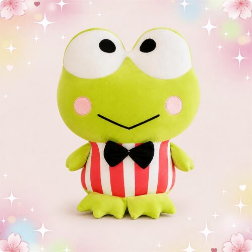 Une peluche grenouille portant un noeud papillon, avec de grands yeux ronds, un ventre rayé rouge et blanc, sur un fond rose décoré de petites étoiles et de cœurs.