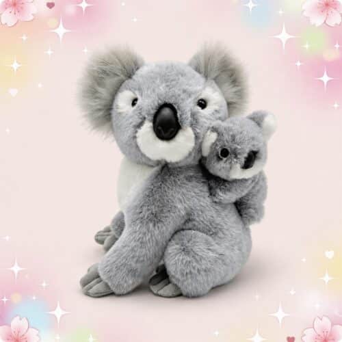 Une peluche Koala Maman Portant Son Bébé Sur Le Dos grise, avec un bébé koala accroché au dos, sur un fond rose tendre et décoré d’étoiles.