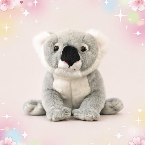 Une peluche Koala réaliste au pelage gris et blanc, assise sur un fond rose pastel avec des petits cœurs et des étoiles brillantes.