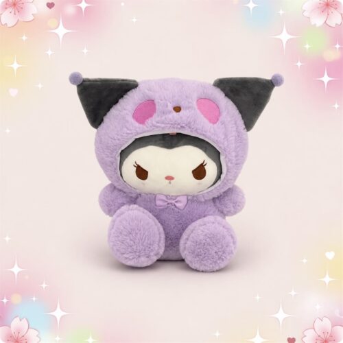 Une peluche Kuromi en costume à capuche violette, assise au centre sur un fond rose pastel avec des étoiles scintillantes et des fleurs.