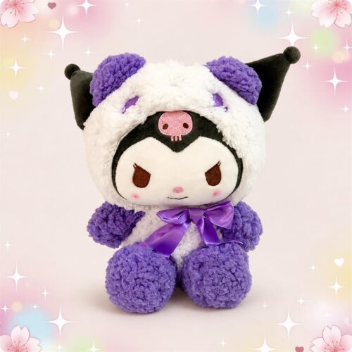 Une peluche Kuromi déguisée en ours à capuche, assise sur un fond rose doux avec des étoiles et des fleurs, toute douce en violet, blanc et noir avec un ruban violet.