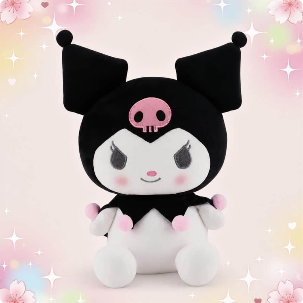 Une peluche Kuromi dans un design classique et simple, assise au centre sur un fond rose pastel avec des petites étoiles et des cœurs.