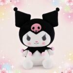 Une peluche Kuromi dans un design classique et simple, assise au centre sur un fond rose pastel avec des petites étoiles et des cœurs.