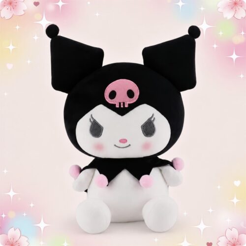 Une peluche Kuromi dans un design classique et simple, assise au centre sur un fond rose pastel avec des petites étoiles et des cœurs.