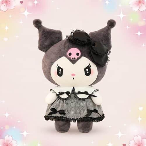 Une peluche Kuromi noire au style gothique à carreaux, avec grandes oreilles grises, robe à carreaux noirs et blancs et nœuds noirs, posée sur un fond rose décoré d’étoiles et de fleurs.