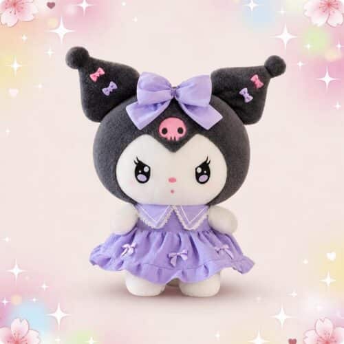 Une peluche Kuromi en robe violette à nœuds et crâne, avec un grand nœud violet sur la tête, devant un fond rose doux avec des étoiles brillantes.