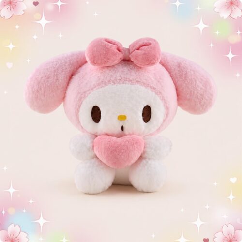 Une peluche My Melody avec un joli noeud rose, toute douce et ronde, tenant un cœur rose dans ses petites pattes, sur un fond pastel avec des étoiles et des fleurs.