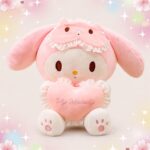 Une peluche My Melody portant un coeur à froufrou, rose et blanche, avec de longues oreilles tombantes, assise et tenant un gros cœur doux sur un fond pastel avec des étoiles brillantes.