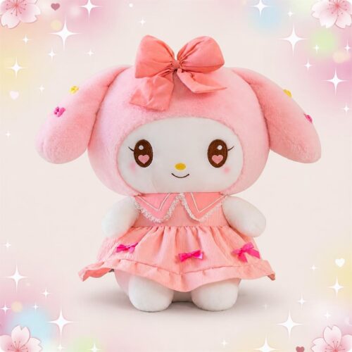 Une peluche My Melody en robe rose avec un grand nœud, posée sur un fond pastel décoré de petites étoiles et de fleurs.