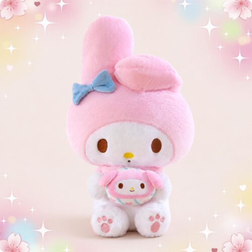 Une peluche My Melody rose et blanche grand format, avec un grand nœud bleu sur la tête et un petit doudou dans les bras, sur un fond rose tout doux avec des étoiles.