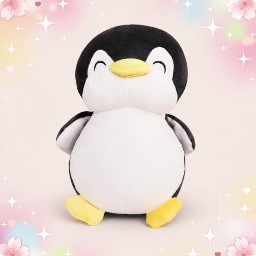 Une peluche pingouin grand format et squishy toute douce, en noir et blanc avec un bec et des pattes jaunes, posée sur un fond rose pastel décoré d’étoiles et de cœurs.