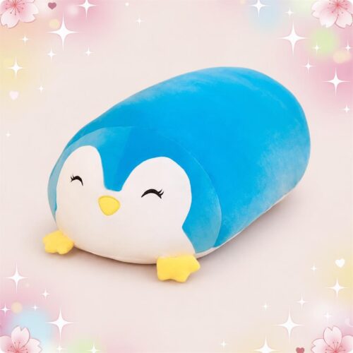 Une peluche pingouin squishy toute en longueur bleue et blanche, avec un petit bec jaune et des pattes jaunes, posée sur un fond rose décoré d’étoiles et de cœurs.