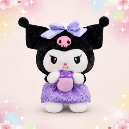 Une peluche Sanrio Kuromi grand format noire et blanche, avec un grand nœud violet, une jupe violette et un petit personnage violet dans les mains, sur fond rose décoré d’étoiles et de fleurs.