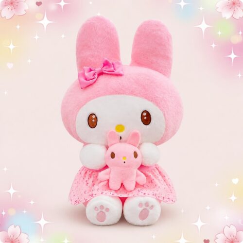 Une peluche Sanrio My Melody grand format rose, avec un grand nœud et une petite peluche rose dans les bras, sur un fond pastel avec des étoiles et des cœurs.