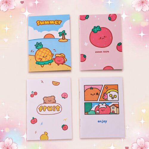 Quatre cahiers kawaii A5 à motif fruit, avec des dessins mignons de fruits comme une fraise, un ananas et une orange, posés sur un fond rose tendre.