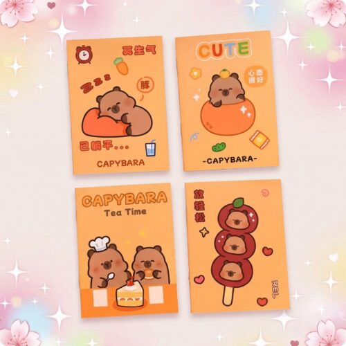 Un lot de 4 cahiers kawaii A5 à motif capybara orange, avec de petits dessins mignons de capybaras sur fond décoré.