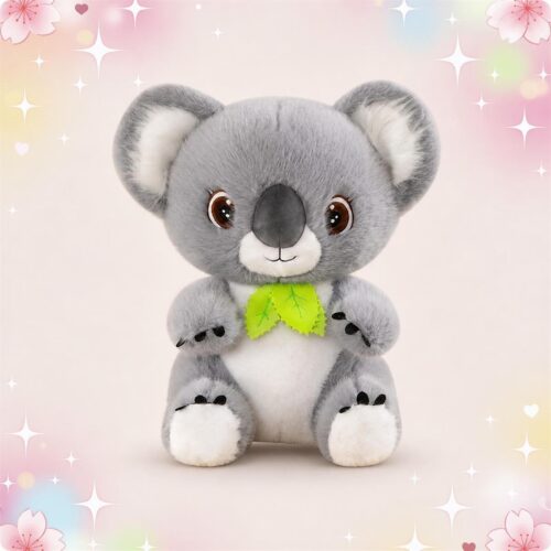 Une peluche Koala gris avec feuille verte au cou, assise toute douce avec de grands yeux, sur un fond pastel avec des étoiles et des fleurs.