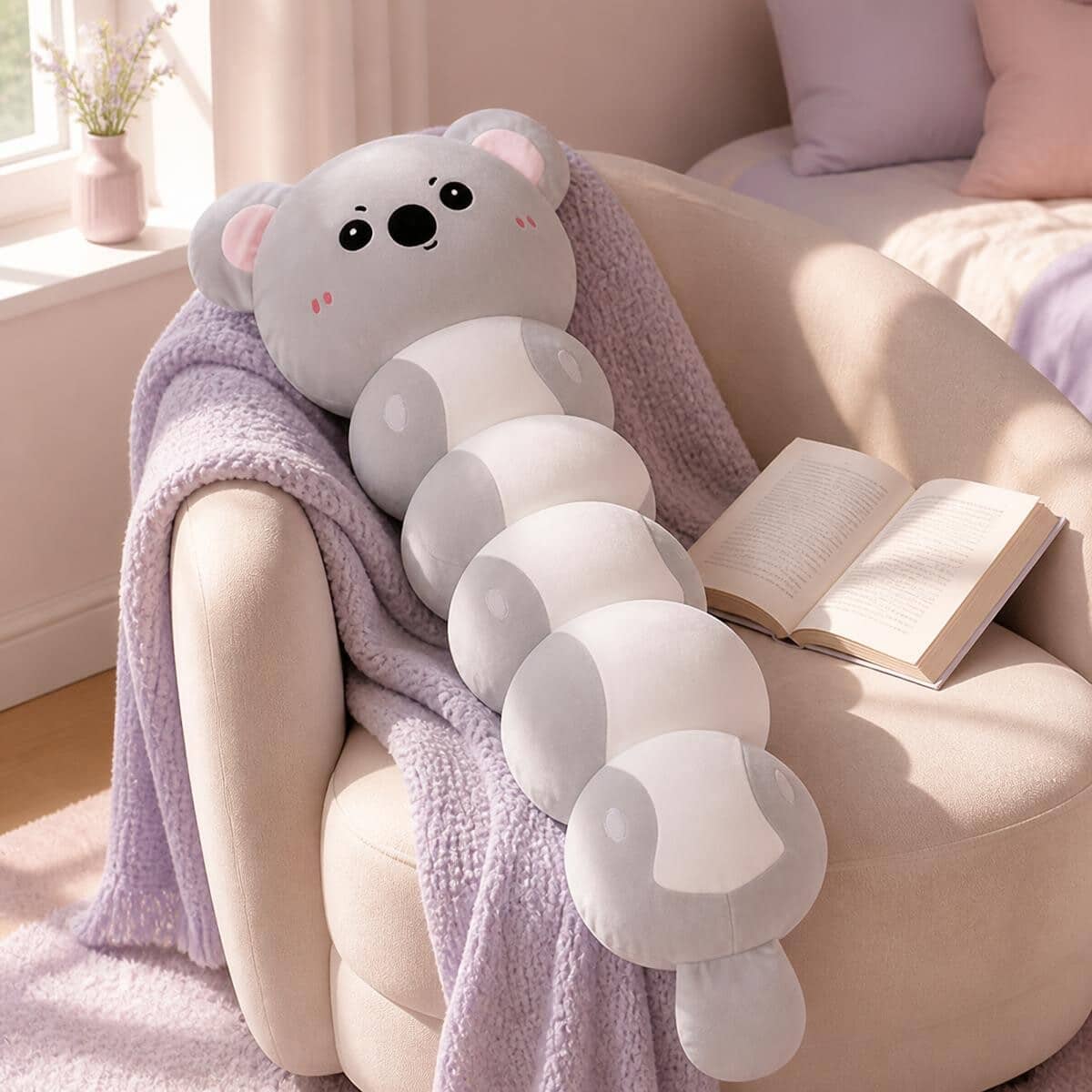 Peluche Koala grise en forme de long coussin doux – Image 3