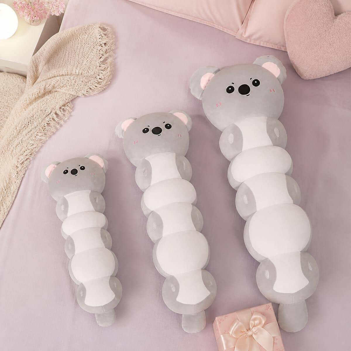 Peluche Koala grise en forme de long coussin doux – Image 4