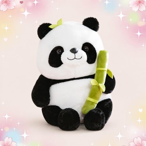 Une peluche Panda assise avec une branche de bambou, toute douce, blanche et noire, avec de petits yeux ronds et un fond rose pastel décoré d’étoiles et de fleurs.
