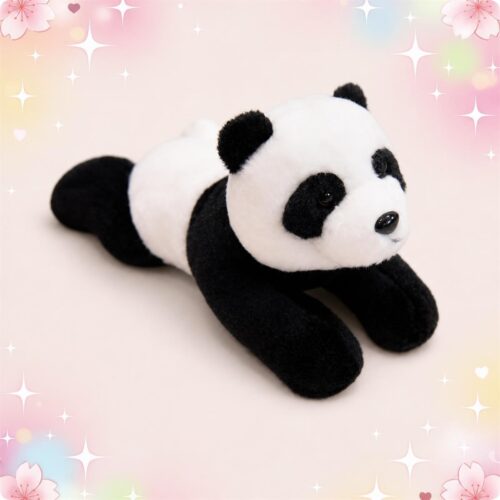 Une peluche Panda noir et blanc pour cadeaux, avec un petit panda couché sur un fond rose décoré d’étoiles et de fleurs.