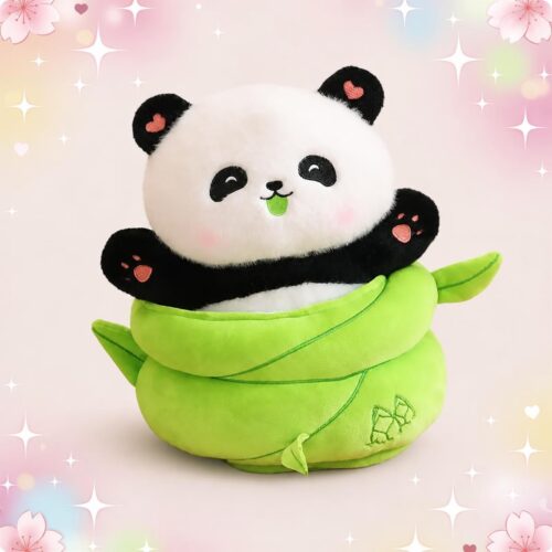 Une peluche Panda souriant avec une feuille de bambou verte, avec un visage noir et blanc joyeux, entourée d’un fond rose pastel avec des étoiles et des fleurs.