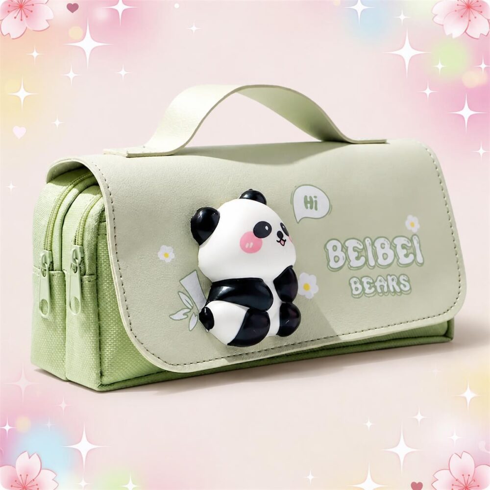 Une trousse Kawaii panda Beibei Bears en vert avec un petit panda décoratif, posée sur un fond rose pastel avec des fleurs et des étoiles.