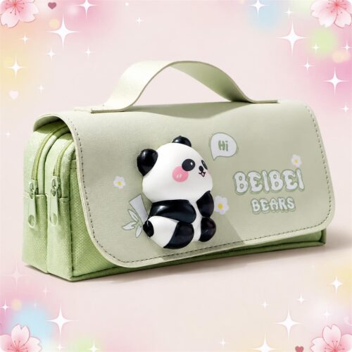 Une trousse Kawaii panda Beibei Bears en vert avec un petit panda décoratif, posée sur un fond rose pastel avec des fleurs et des étoiles.