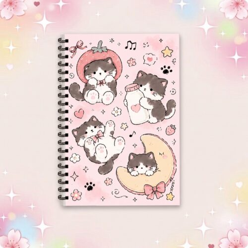 Un carnet de note à spirale imprimé chat rose, avec plusieurs petits chats mignons dessinés sur la couverture et un fond doux décoré d’étoiles et de fleurs.
