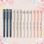 Un lot de 12 Stylo Kawaii gel effaçable à tête animale, avec des petits animaux mignons en bleu, blanc et rose alignés sur un fond rose doux.