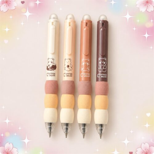 Quatre stylo Kawaii motif ours aux couleurs douces, alignés sur un fond pastel décoré de petites étoiles et fleurs.