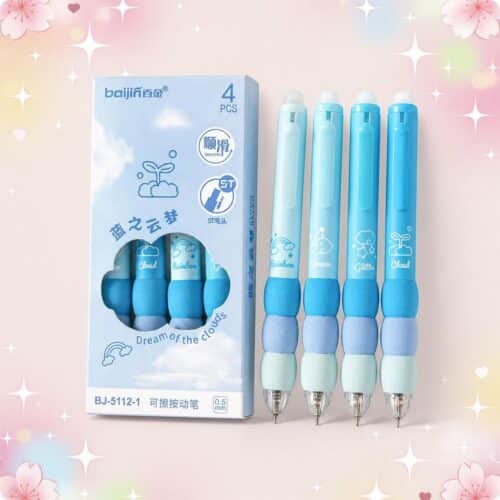 Quatre stylos kawaii ornés de nuages bleus pour écrire, alignés à côté de leur boîte bleue sur un fond rose pastel avec des étoiles et des fleurs.