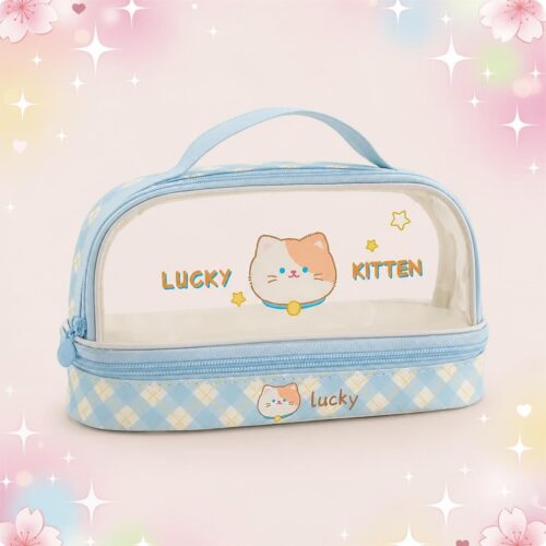 Une trousse Kawaii double pochette transparente au chat bleu, avec poignée bleue, décorée d’un petit chat et d’étoiles, sur fond rose doux.