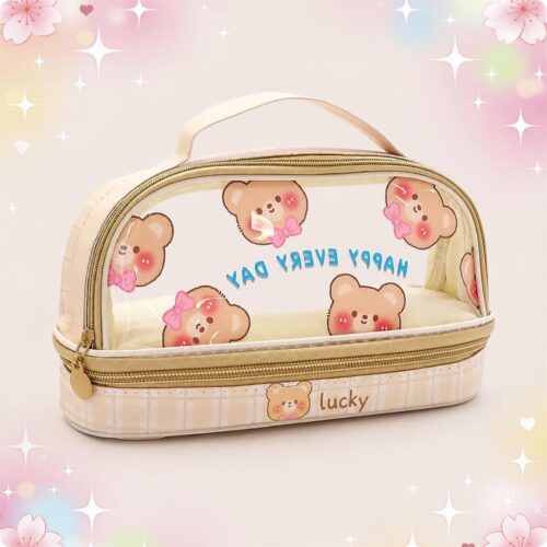 Une trousse Kawaii à double pochette transparente motif ours beige avec poignée, décorée de petits ours souriants, posée sur un fond rose pastel brillant.