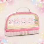 Une trousse Kawaii double transparente à motif lapins roses, rose et blanche, avec poignée et fermeture éclair, décorée de petits lapins et de cœurs, sur un fond pastel doux.