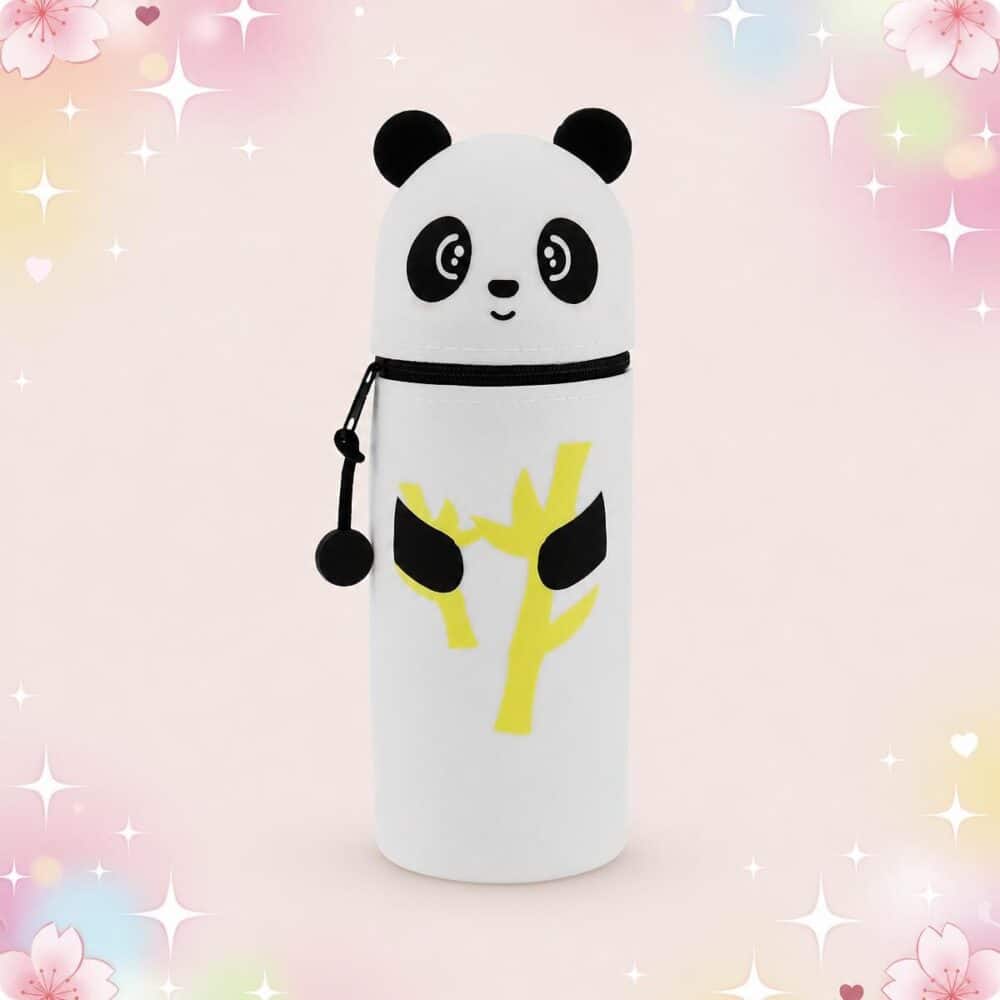 Une trousse Kawaii panda en silicone blanc au motif bambou, avec une tête de panda souriante et un corps cylindrique blanc, sur fond rose décoré de fleurs et d’étoiles.