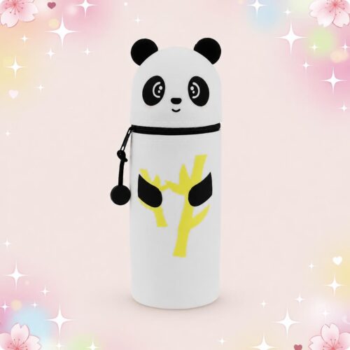 Une trousse Kawaii panda en silicone blanc au motif bambou, avec une tête de panda souriante et un corps cylindrique blanc, sur fond rose décoré de fleurs et d’étoiles.