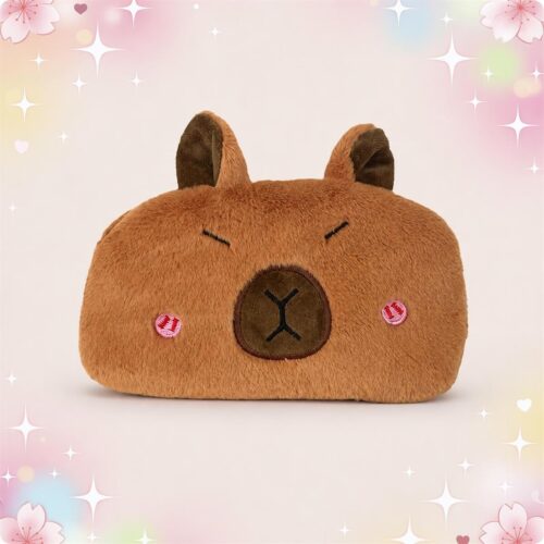 Une Trousse Kawaii en peluche capybara marron toute douce, avec un visage de capybara rigolo et des petites oreilles, sur fond pastel avec des étoiles et des fleurs.